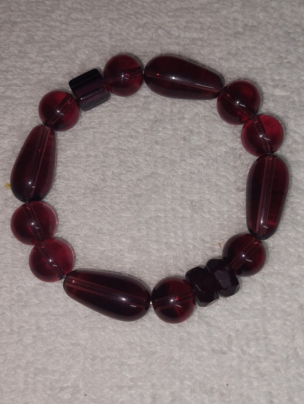 Women’s Stretch Glass Bead Bracelet in Deep Garnet Red Nwt